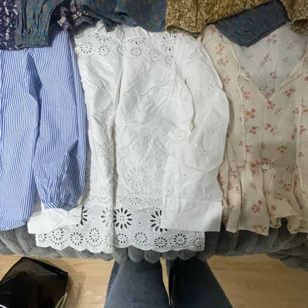 Assorted 16 Women's Blouses Collection - Picture 3 of 16